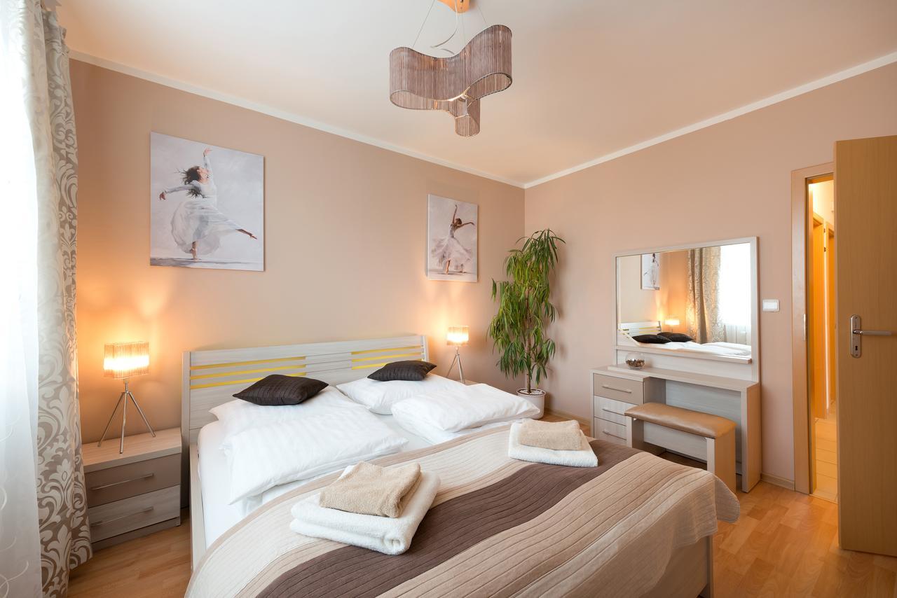 B2B Apartments ยีห์ลาวา ภายนอก รูปภาพ